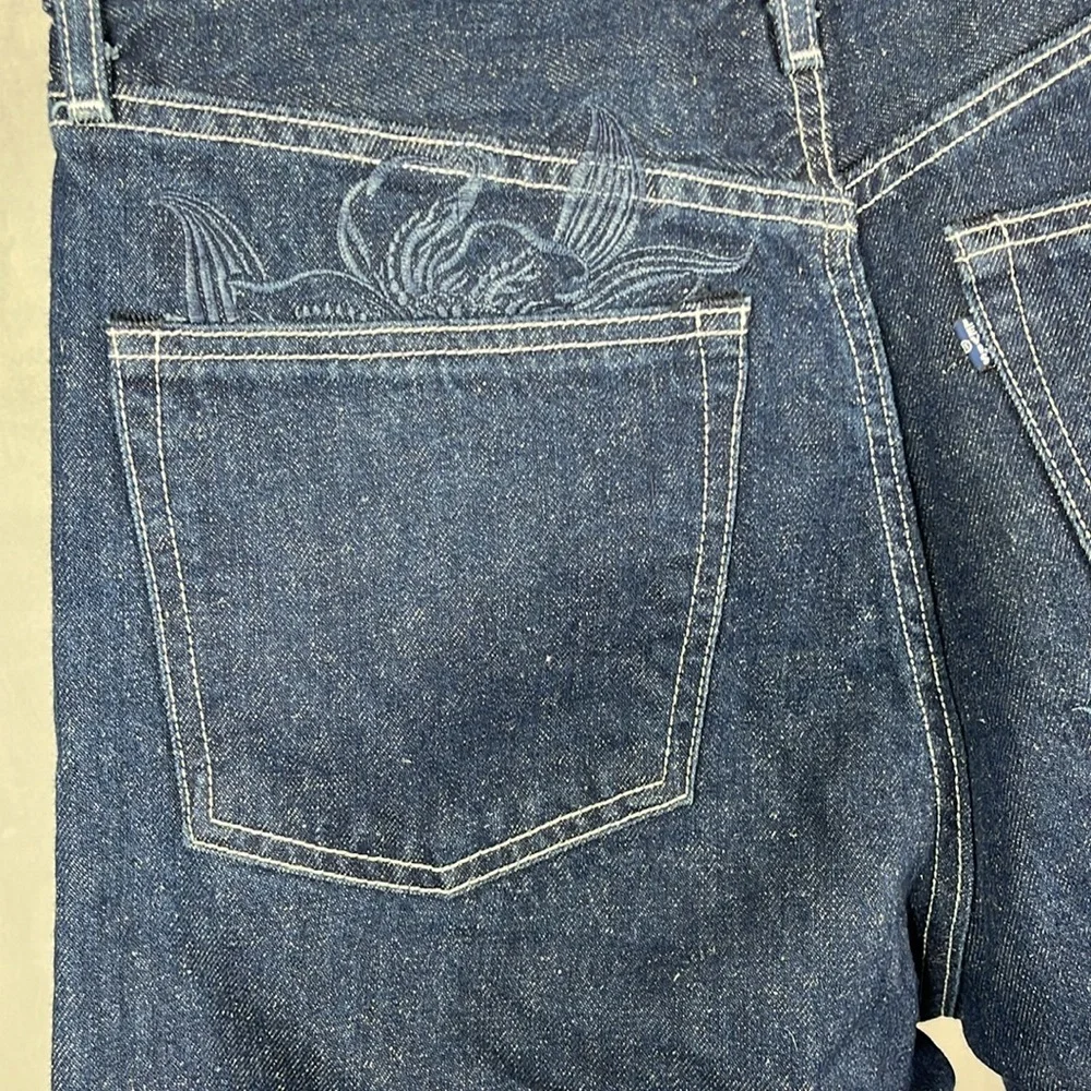 Levi’s Barrel Crop High Rise‎ Jeans with Embroidered Back Pockets.